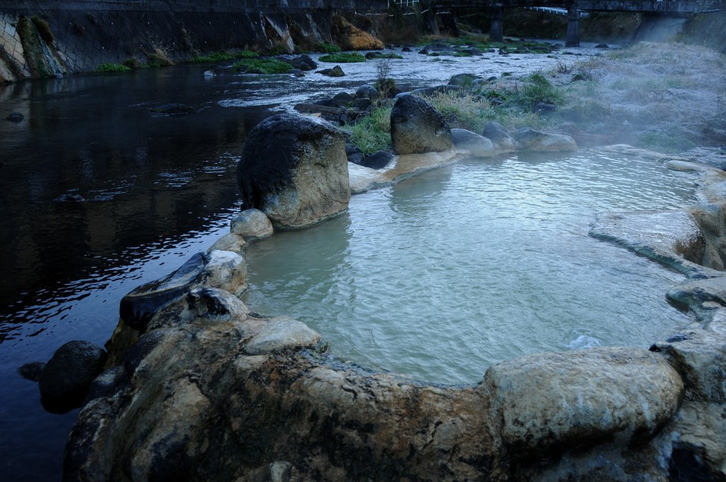 長湯温泉「がに湯」芹川の中にある露天風