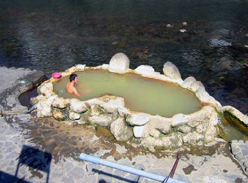 長湯温泉「がに湯」芹川の中にある露天風