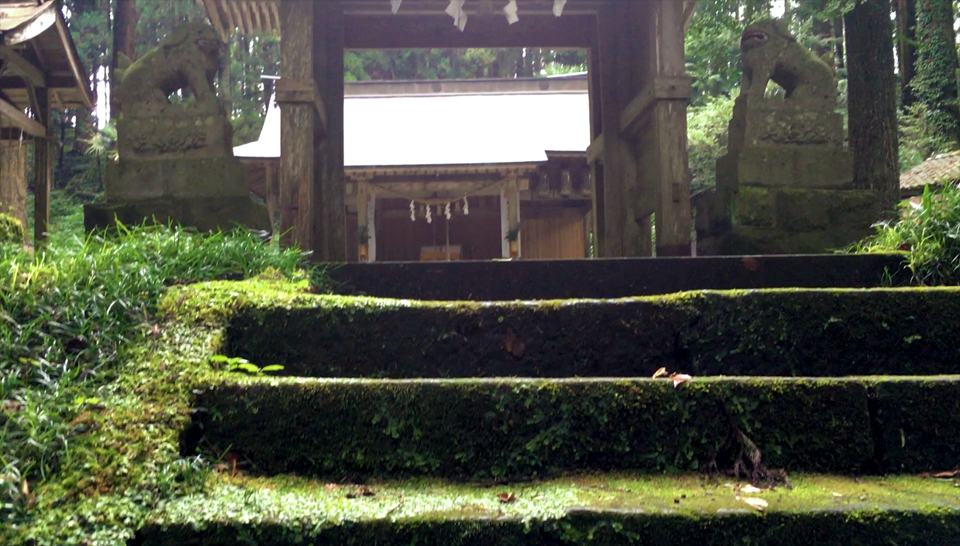 籾山八幡社「直入物部神社」の境内へ